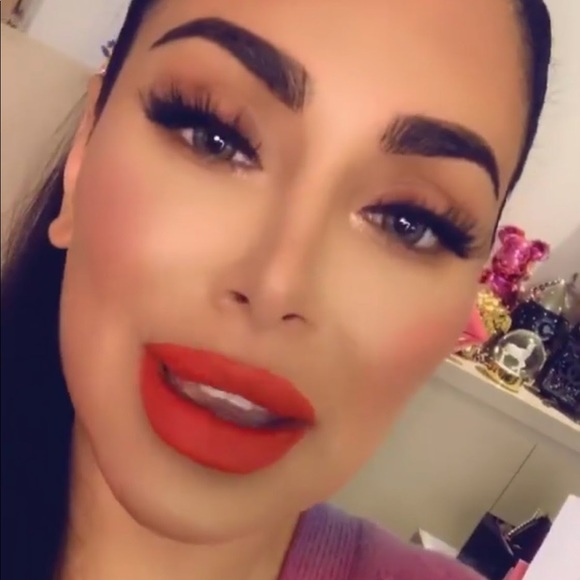 Huda Beauty Red Matte Liquid Lipstick. - Picture 3 of 4